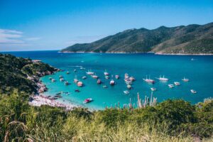 Morro do Pontal do Atalaia e Ilha do Farol ao fundo – Domínio público